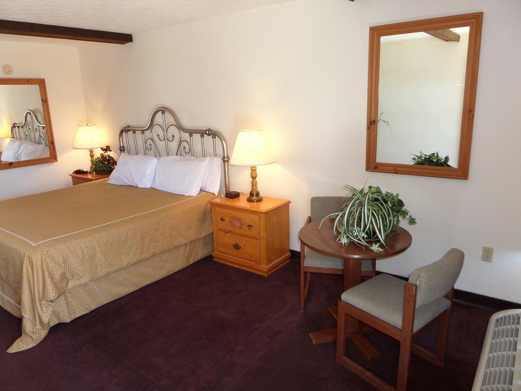 Passion Play Road Inn - Formerly Statue Road Inn 유레카 스프링스 객실 사진